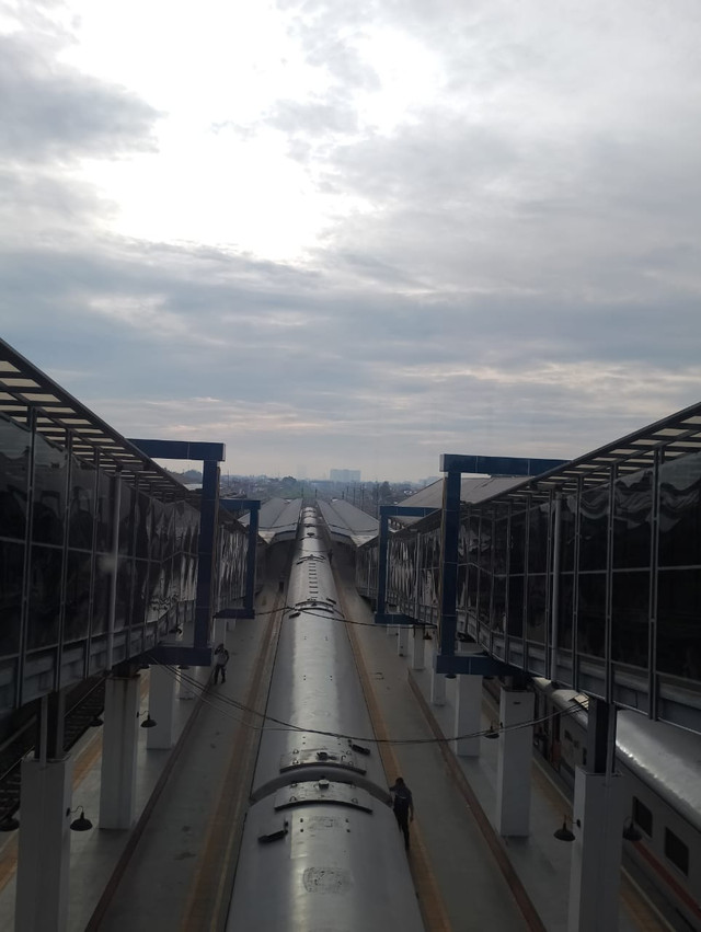 Foto KA Kahuripan dari stasiun Kiaracondong. Sabtu (25/10/25). Foto: Ayu Indira