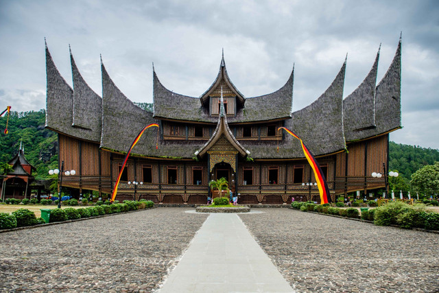 Gambar Rumah Gadang, sumber: Pixabay.com
