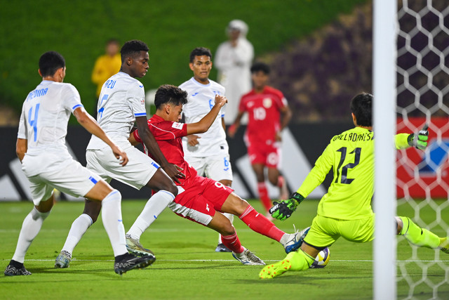 Pesepak bola Timnas Indonesia U-17 Mierza Firjatullah menendang bola ke gawang yang dijaga kiper Timnas Honduras U-17 Noel Eduardo Valladares Carrasco pada laga Grup H Piala Dunia U17 2025 di Lapangan 2 Aspire Zone, Doha, Qatar, Senin (10/11/2025). Foto: Bayu Pratama S/ANTARA FOTO