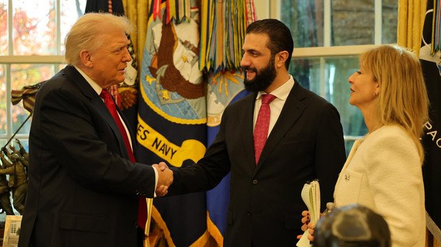 Presiden Suriah Ahmad al-Sharaa bertemu dengan Presiden Amerika Serikat Donald Trump di Gedung Putih, Senin (10/11) Foto: X/@syrianmofaex