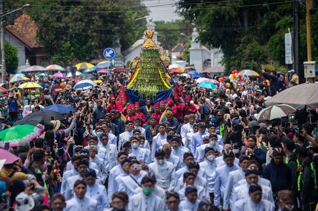 Sejumlah Abdi Dalem Keraton Yogyakarta membawa gunungan menuju Pakualaman saat Grebeg Maulud/Jimawal 1957 di kawasan Keraton Yogyakarta, Kamis (28/9). Foto: Andreas Fitri Atmoko/Antara Foto