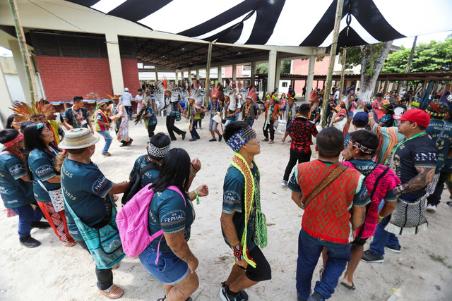Masyarakat adat tiba di Kamp Masyarakat Adat pada hari upacara pembukaan Konferensi Perubahan Iklim PBB (COP30), di Belem, Brasil, Senin (10/11/2025) waktu setempat. Foto: Anderson Coelho/REUTERS