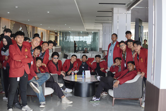 Kebersamaan saat KKL Mahasiswa Prodi Manajemen (Foto: Rifan Adi Setyawan)
