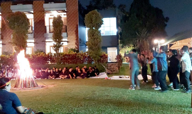 Guru dan karyawan menikmati suasana rekreatif, sumber: Dok. Strada.