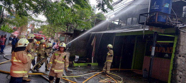 Kebakaran di warung tongseng, Pejaten, Pasar Minggu. Foto: Dok. Damkar Jaksel 