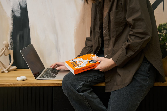 Ilustrasi seseorang mencari tahu apa itu hopeng. Foto: Unsplash.com/Maxim Ilyahov