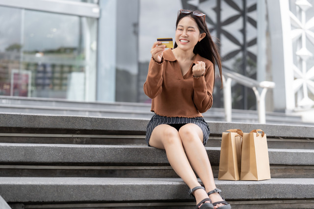 Ilustrasi perempuan sedang beraktivitas dan tampak bahagia. Foto: CrizzyStudio/Shutterstock