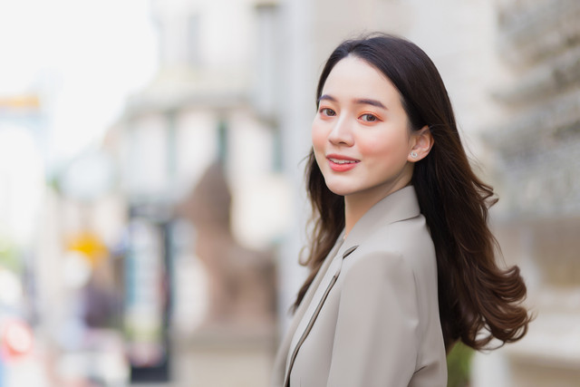 Ilustrasi perempuan sedang beraktivitas dan tampak bahagia. Foto: nut_foto/Shutterstock