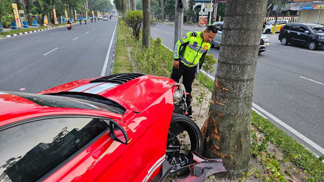 Mobil Ford Mustang B 2980 WBG menabrak pohon di Jalan Jenderal Sudirman, Kota Pekanbaru, Selasa (11/11/2025). Foto: Dok. Polresta Pekanbaru
