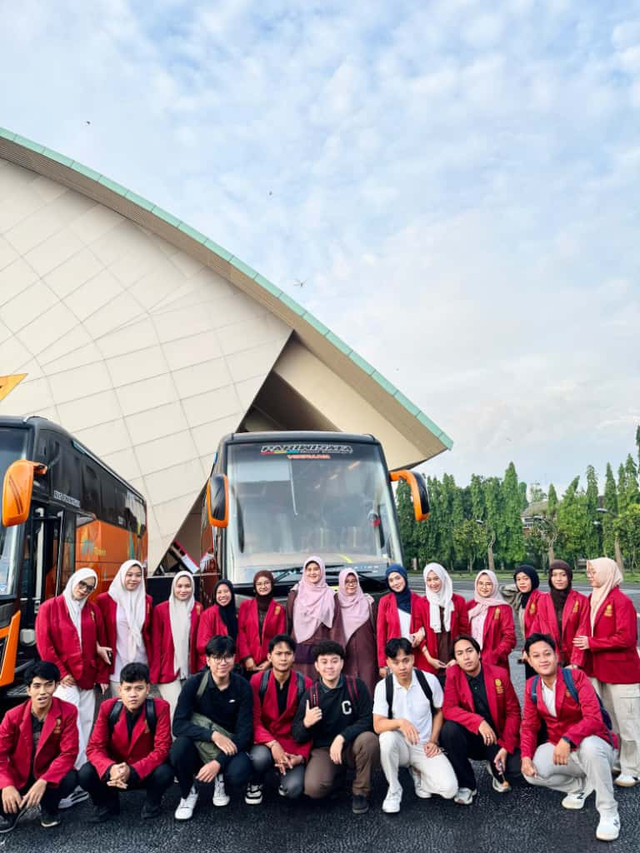 Keberangkatan mahasiswa dari UMY ke Semarang. Sumber gambar: Dokumentasi pribadi