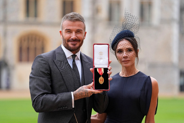 Gaya David Beckham Saat Terima Gelar Kehormatan, Pakai Jas Rancangan Sang Istri. Foto: Reuters/Andrew Matthews.