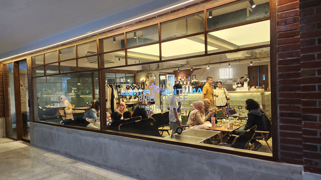 Suasana kafe kopi 'Bagel & Coffee Company' di Blok M. Foto: Azalia Amadea/Kumparan