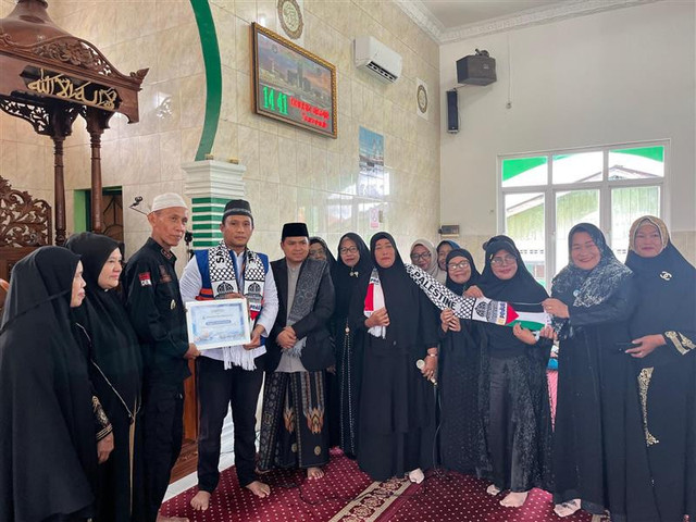 Wirit Akbar Tanjung Gusta Serahkan Donasi untuk Palestina kepada DT Peduli Sumatera Utara (Sumber : DT Peduli)