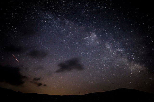 Ilustrasi perbedaan meteor dan asteroid. Foto: Pexels