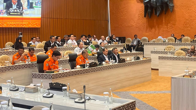 Suasana rapat dengar pendapat Komisi V DPR dengan Kepala BMKG dan Kepala BNPP/Basarnas di Kompleks Parlemen, Senayan, Jakarta, Selasa (11/11). Foto: Nasywa Athifah/kumparan