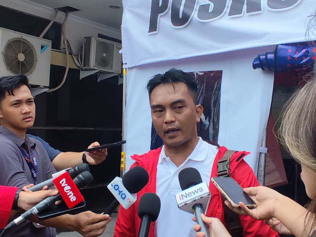 Ayah korban ledakan, Andri, di RSI Cempaka Putih pada Selasa (11/11). Foto: Rachmadi Rasyad/kumparan