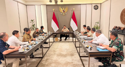 Presiden Prabowo Subianto menunda jadwal penerbangan selama dua jam untuk memimpin rapat khusus di Pangkalan Udara Halim Perdanakusuma, Jakarta, pada Selasa, 11 November 2025. Foto: Instagram/ @sekretariat.kabinet