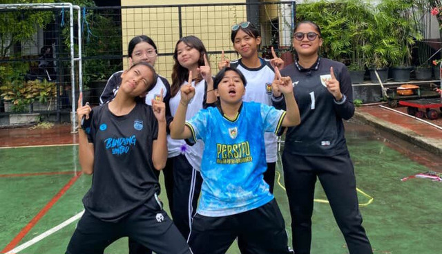 Gadhiza Asnanza, kiper Timnas Wanita Indonesia (pojok kanan), dan teman-teman SMA Negeri 4 Bandung. Foto: Dok. Pribadi Gadhiza Asnanza