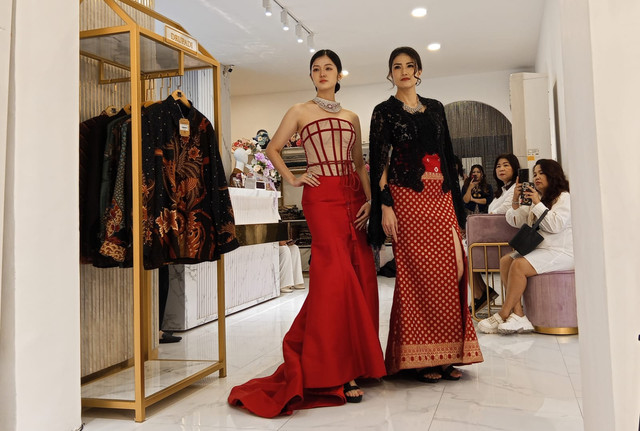 Batik lawasan dengan sentuhan modern menjelma menjadi gaun mewah nan elegan. Foto: Masruroh/Basra