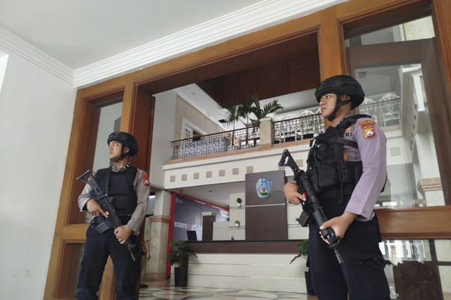 Brimob mengawal penggeledahan yang dilakukan KPK di ruang kerja Bupati Ponorogo. Foto: Antara