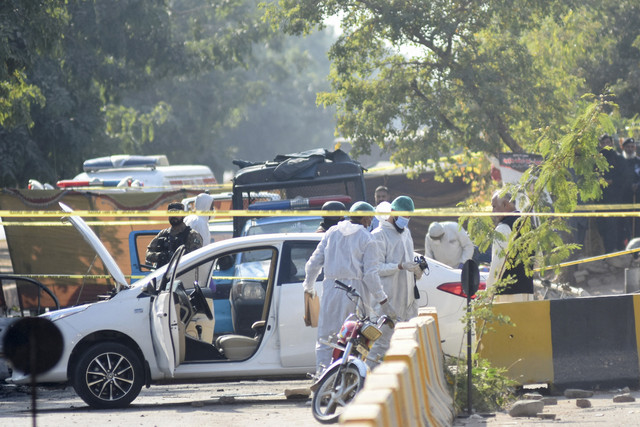 Anggota tim forensik melakukan identifikasi setelah ledakan di luar gedung pengadilan di Islamabad, Pakistan, Selasa (11/11/2025). Foto: Waseem Khan/REUTERS