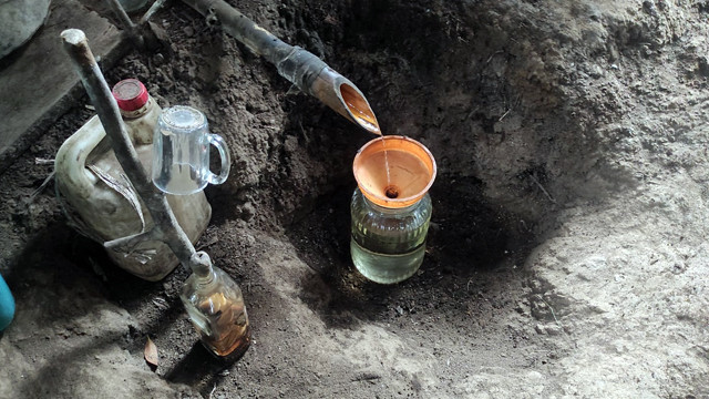 Ilustrasi penyulingan minuman keras tradisional Captikus.