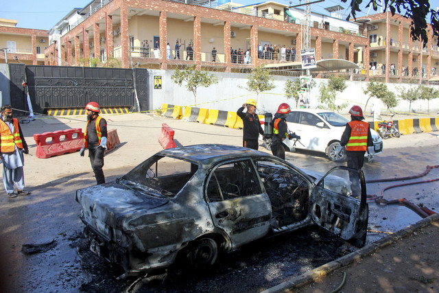 Petugas pemadam kebakaran memadamkan api setelah ledakan di luar gedung pengadilan di Islamabad, Pakistan, Selasa (11/11/2025). Foto: Stringer/AFP