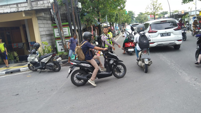 Petugas, saat lakukan olah TKP Kecelakaan lalu-lintas di Jalan Lettu Suwolo, turut Desa Campurejo, Kecamatan Bojonegoro Kota, Kabupaten Bojonegoro, Jawa Timur. Selasa (11/11/2025) (Aset: Istimewa)