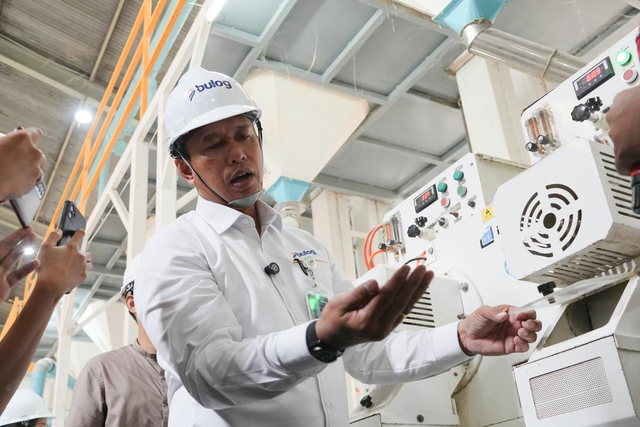 Direktur Utama Perum BULOG, Ahmad Rizal Ramdhani saat memeriksa kualitas beras SPHP. Foto: Dok. BULOG