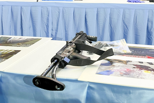 Barang bukti yang ditampilkan polisi terkait ledakan di SMAN 72 Jakarta saat sesi konferensi pers di Polda Metro Jaya, Jakarta, Selasa (11/11/2025). Foto: Rayyan Farhansyah/kumparan