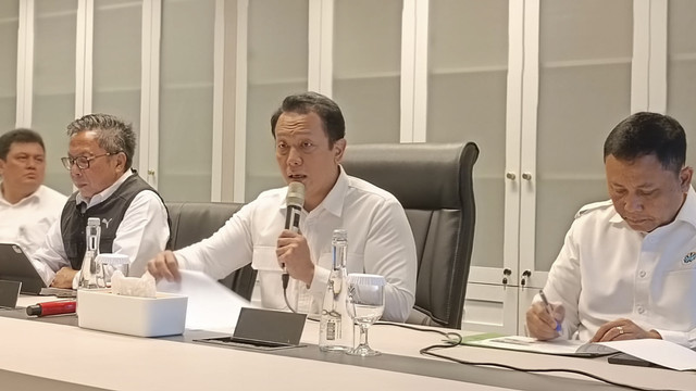 Wakil Menteri Lingkungan Hidup Diaz Hendropriyono dalam konferensi pers di Plaza Kuningan, Jakarta Selatan, Selasa (11/11/2025). Foto: Zamachsyari/kumparan