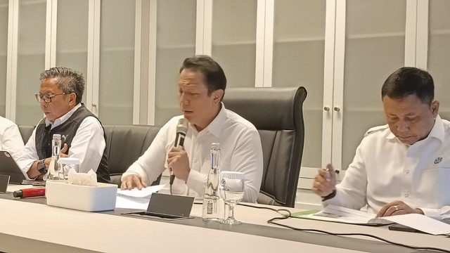 Wakil Menteri Lingkungan Hidup Diaz Hendropriyono dalam konferensi pers di Plaza Kuningan, Jakarta Selatan, Selasa (11/11/2025). Foto: Zamachsyari/kumparan