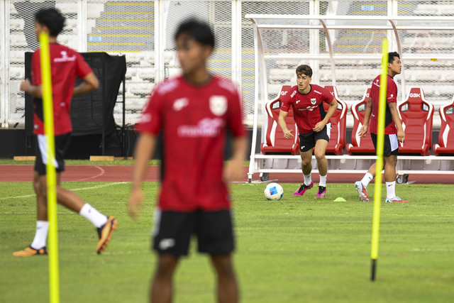 Pemain Timnas Indonesia U-22 Mauro Zijlstra (kedua kanan) melakukan sesi latihan di Stadion Madya, Kompleks GBK, Senayan, Jakarta, Selasa (11/11/2025).  Foto: Muhammad Adimaja/ANTARA FOTO