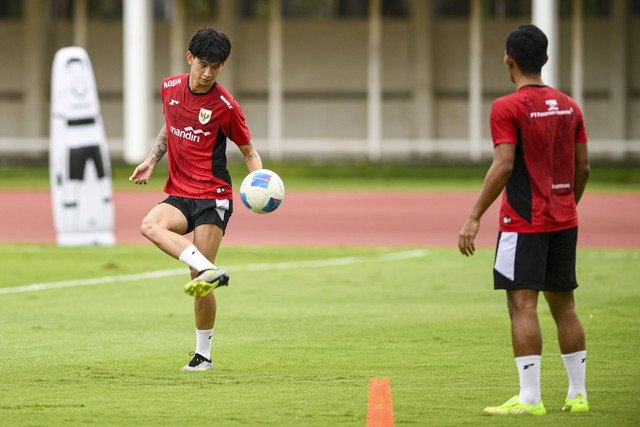 Pemain Timnas Indonesia U-22 Luke Xavier Keet (kiri) dan Rivaldo Pakpahan (kanan) melakukan juggling saat sesi latihan di Stadion Madya, Kompleks GBK, Senayan, Jakarta, Selasa (11/11/2025). Foto: Muhammad Adimaja/ANTARA FOTO