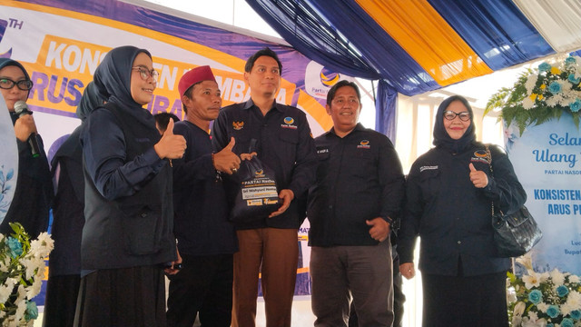 Ketua DPD Partai NasDem Indramayu, Lucky Hakim bersama kader Partai NasDem. Foto : Istimewa