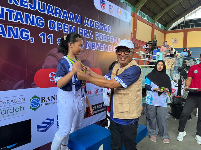 Ketua Ikatan Anggar Seluruh Indonesia (IKASI) Provinsi Kalimantan Barat, H. Indra Subekti mengalungkan medali pada atlet junior yang bertanding dalam Kejuaraan Anggar Sintang Open Pra Porprov 2025. Foto: Yus/HiPontianak