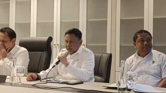 Direktur Tindak Pidana Kementerian Lingkungan Hidup Frans Cahyono dalam konferensi pers di Menara Kuningan, Jakarta Selatan, Selasa (11/11/2025). Foto: Zamachsyari/kumparan