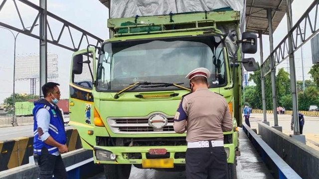 Operasi gabungan menindak sejumlah truk ODOL (Over Dimension, Over Loaded) yang melintas di jalan tol Jasa Marga. Foto: Jasa Marga