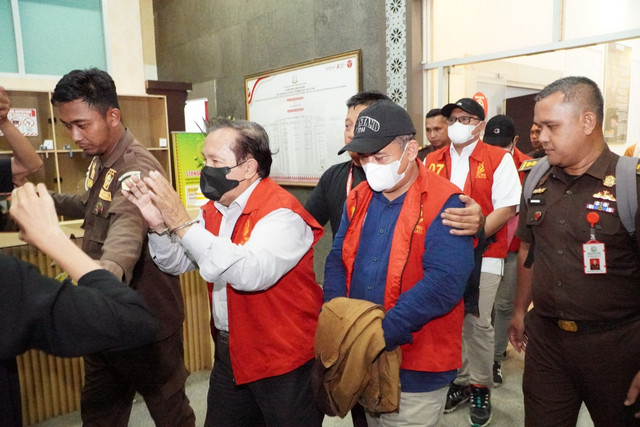 Para tersangka saat hendak menuju mobil tahanan. Foto : Dok Kejati Sumsel