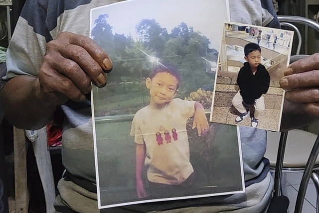 Tugimin memperlihatkan foto cucunya, Alvaro Kiano Nugroho, yang sudah 8 bulan hilang. Foto: Jonathan Devin/kumparan