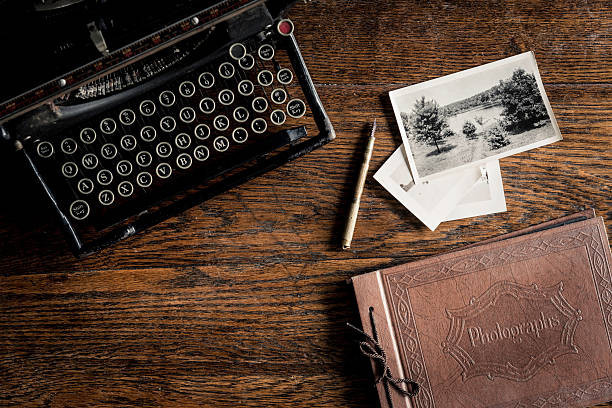 Gambar mesin ketik, buku, pulpen, dan foto di atas meja. (Sumber: https://www.istockphoto.com)