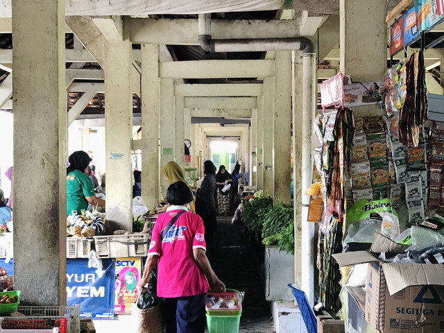 Bagian Barat dari Pasar Ngasem yang berisi sayur-sayuran, buah-buahan, dan bahan-bahan dapur (foto pribadi milik Diazrayya Krisnandharu).