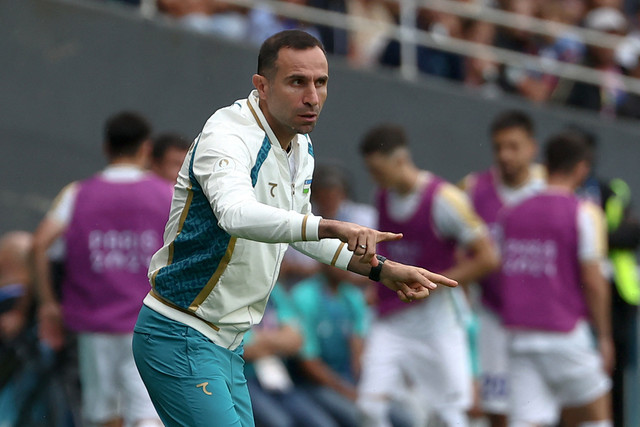 Pelatih kepala Uzbekistan, Timur Kapadze, menyaksikan pertandingan final Piala Asia U-23 AFC Qatar 2024 antara Jepang dan Uzbekistan di Stadion Jassim Bin Hamad, Doha (3/5/2024). Foto: ROMAIN PERROCHEAU/AFP