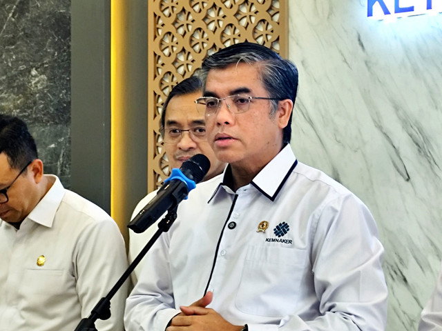 Menteri Ketenagakerjaan (Menaker) Yassierli memberi tanggapan pers di Kantor Kementerian Ketenagakerjaan (Kemnaker), Jakarta, Rabu (12/11/2025). Foto: Widya Islamiati/kumparan