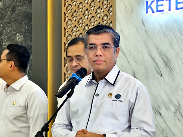 Menteri Ketenagakerjaan (Menaker) Yassierli memberi tanggapan pers di Kantor Kementerian Ketenagakerjaan (Kemnaker), Jakarta, Rabu (12/11/2025). Foto: Widya Islamiati/kumparan