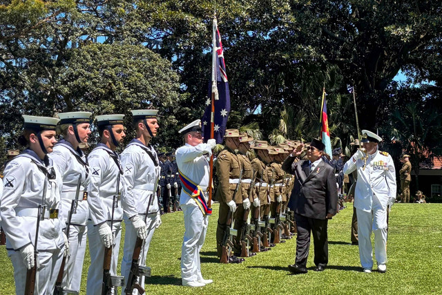 Presiden Prabowo Subianto (kedua kanan) memberi hormat kepada bendera Australia dalam upacara kenegaraan di Admiralty House, Sydney, Australia, Rabu (12/11/2025). Foto: Mentari Dwi Gayati/ANTARA FOTO