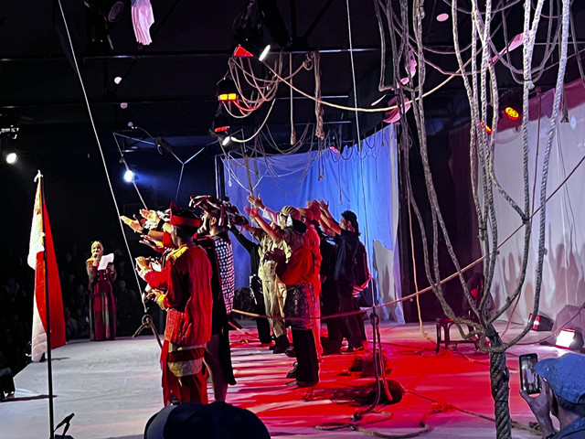 Drama tari 'Sang Pahlawan Setia' di Gedung Teater Tertutup Taman Budaya Kalbar pada Selasa malam, 11 November 2025. Foto: Dok. Hi!Pontianak