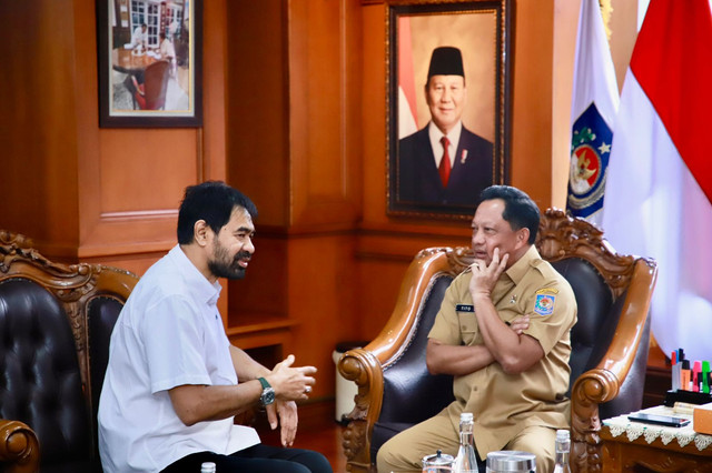 Gubernur Aceh Muzakir Manaf bertemu Mendagri Tito Karnavian (kanan) di Kantor Pusat Kemendagri, Jakarta, Selasa (11/11/2025). Foto: Dok. Kemendagri