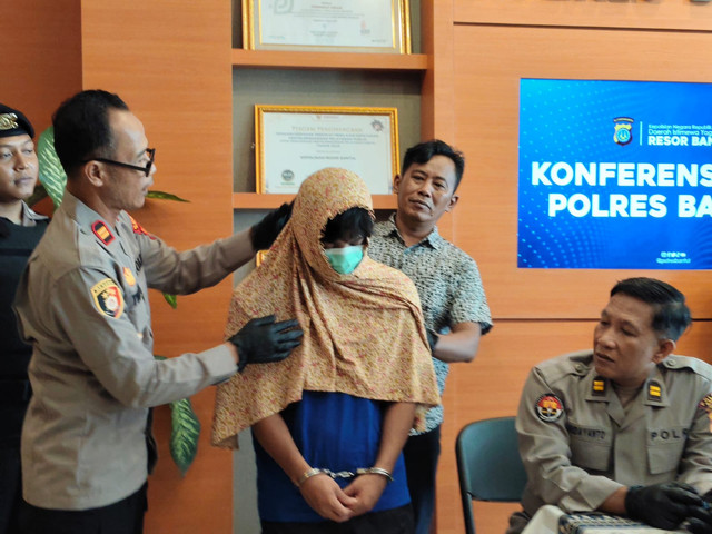 Pria berkerudung maling motor di Dlingo, Bantul, ditangkap polisi. Foto: Arfiansyah Panji Purnandaru/kumparan