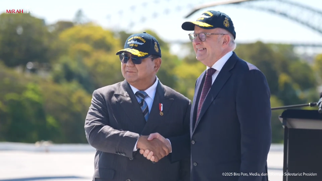 Presiden RI Prabowo dengan PM Albanese berjabat tangan di Kapal HMAS Canberra, Rabu (12/11/2025). Foto: Youtube/Sekretariat Presiden